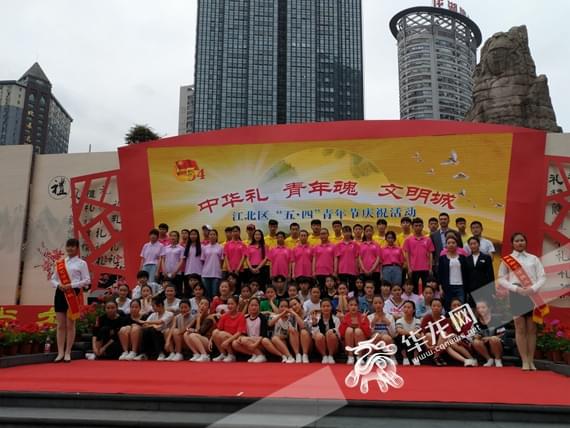 重慶市藝才技工學(xué)校在觀音橋演繹古禮 獲千名群眾圍觀點(diǎn)贊