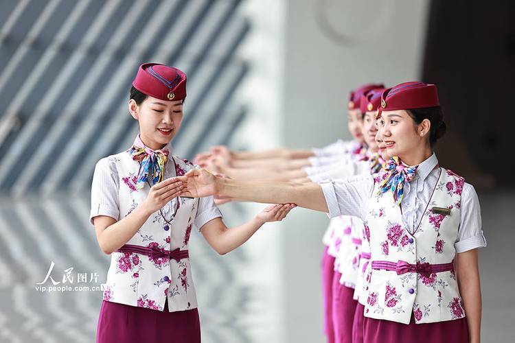 重慶:高鐵乘務(wù)員開(kāi)展服務(wù)禮儀培訓(xùn)