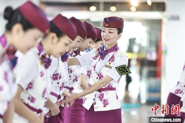 重慶動車乘務(wù)員開展禮儀培訓(xùn)，以專業(yè)風(fēng)貌迎接“五一”客流高峰